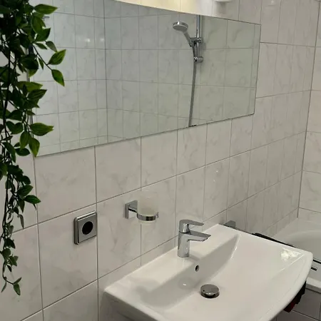 Apartment 3 - Klimaanlage, Grosses Sofa, Cafe & Wlan, Selfcheckin, Parkplatz, Fuer 5 Gaeste