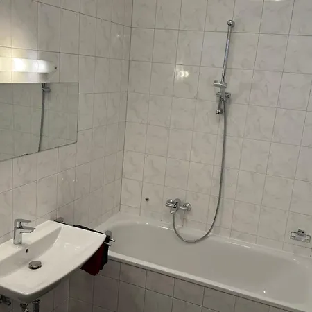 3 - Klimaanlage, Grosses Sofa, Cafe & Wlan, Selfcheckin, Parkplatz, Fuer 5 Gaeste Apartment