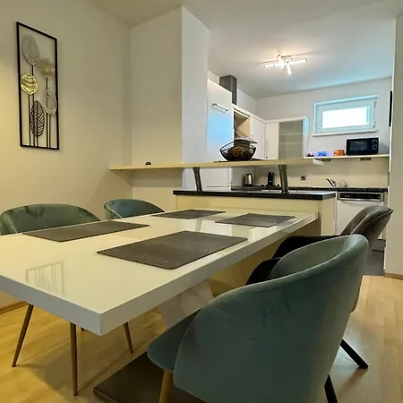 Apartment 3 - Klimaanlage, Grosses Sofa, Cafe & Wlan, Selfcheckin, Parkplatz, Fuer 5 Gaeste *