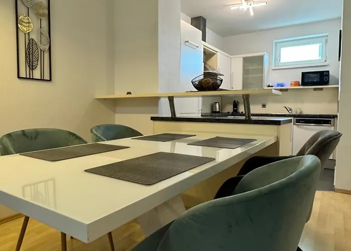 Apartman 3 - Klimaanlage, Grosses Sofa, Cafe & Wlan, Selfcheckin, Parkplatz, Fuer 5 Gaeste *