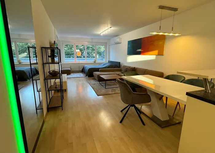 3 - Klimaanlage, Grosses Sofa, Cafe & Wlan, Selfcheckin, Parkplatz, Fuer 5 Gaeste Apartment Linz